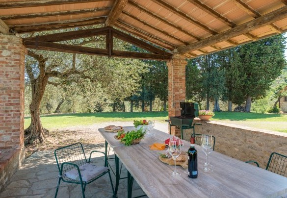 The outdoor dining area is located n the back garden - Casa Torrione    