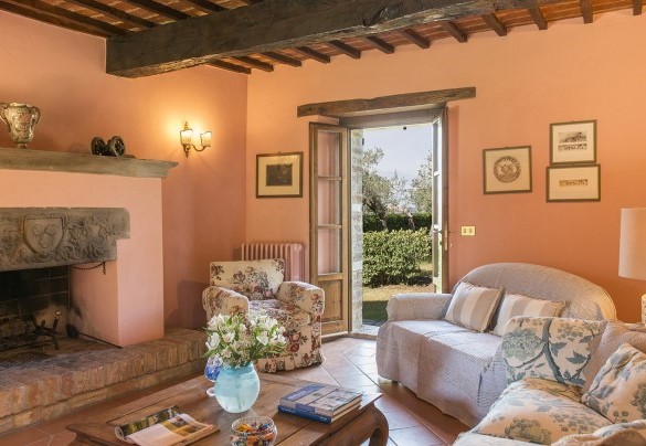 The ground floor, in the unit 2, is composed of a spacious living room with sofas gathered around the fireplace - Casa Torrione    