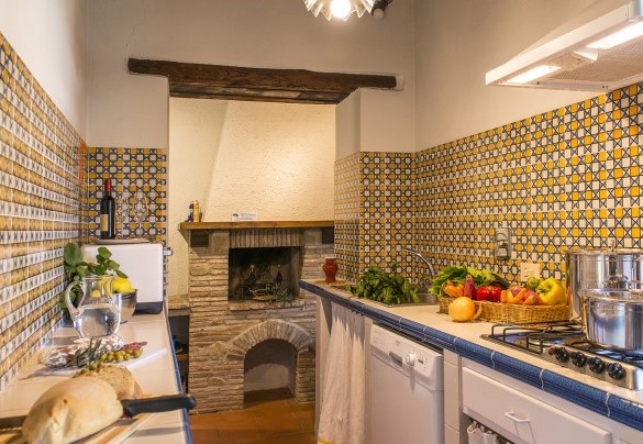 The built-in kitchen which is equipped with a fireplace-barbecue - Casa Torrione