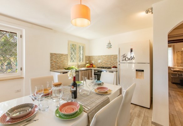Luminosa zona giorno composta da un open space che accoglie l’angolo cottura accessoriato e la sala pranzo – Casa Valentina