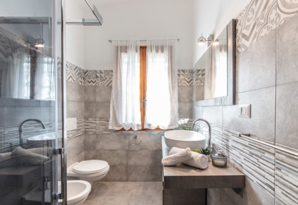Bagno con doccia n. 1 – Casa Valentina