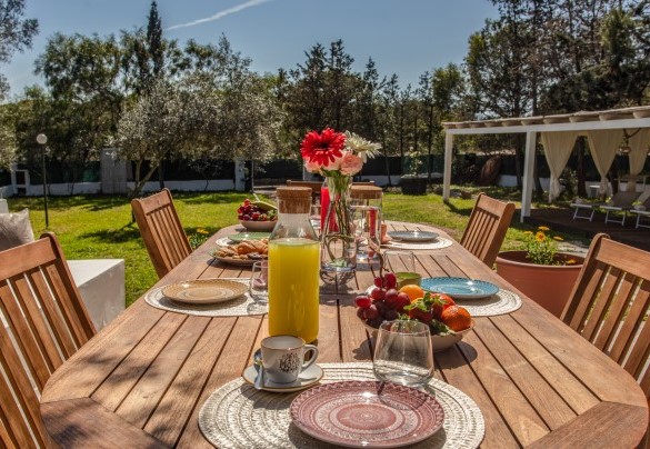 Living esterno, ideale per la colazione all’aperto – Casa Valentina