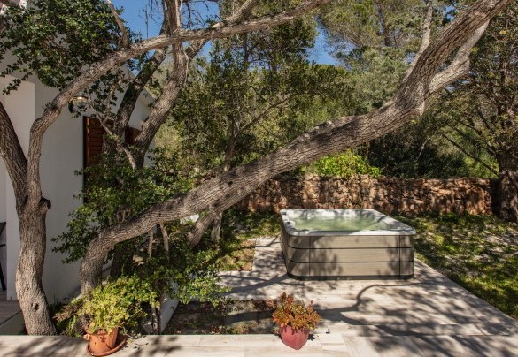 Vasca idromassaggio in posizione riservata rispetto al giardino – Casa Valentina