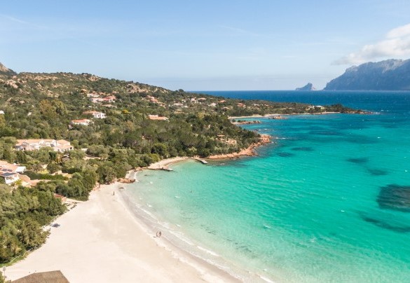 Baia di Porto Istana, su cui erge l’Isola di Tavolara - Casa Valentina