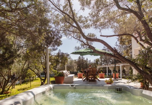 Vasca idromassaggio ombreggiata da alberi di lentischio e ulivi – Casa Valentina Vasca idromassaggio ombreggiata da alberi di lentischio e ulivi – Casa Valentina