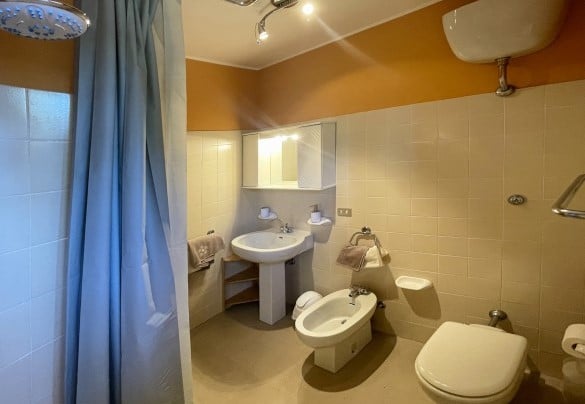 Bathroom with shower n.1 on the first floor - Casa Zefiro