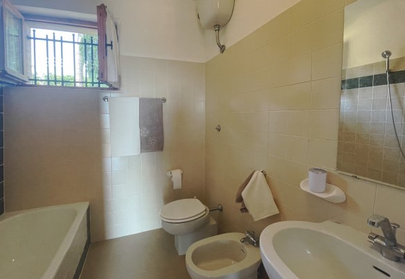 Ensuite bathroom with bathtub n.2, on the first floor - Casa Zefiro