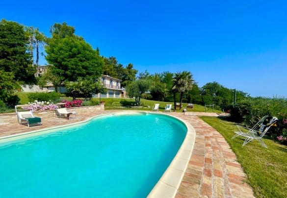 Pool with brick edging and furnished relaxation area, set in the garden - Casa Zefiro