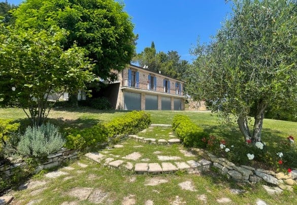 Stone path leading to the brick house, surrounded by greenery - Casa Zefiro