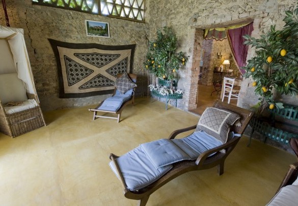 La zona relax tra la pergola e l’open space con sala da pranzo e cucina – Casabianca