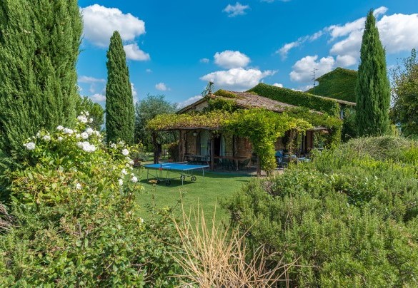 La pergola con la zona pranzo esterna e il ping pong – Casabianca