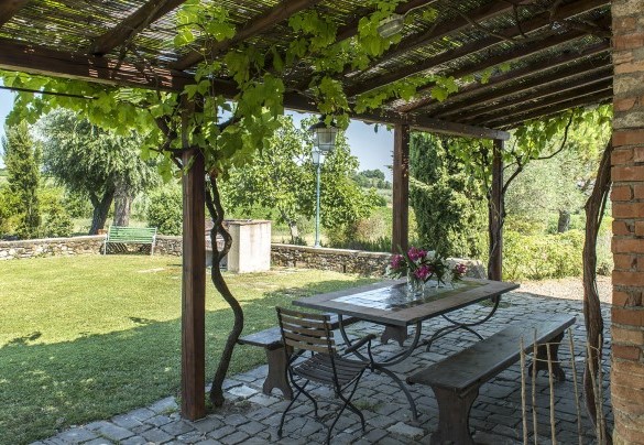 La pergola con il tavolo da pranzo vicino al barbecue – Casabianca