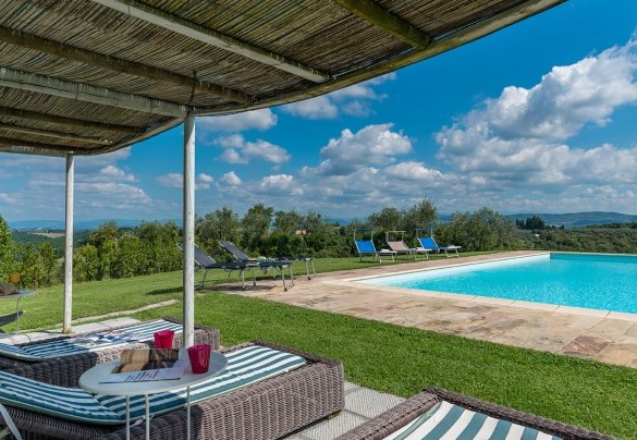 La piscina immersa nel verde del parco, con solarium attrezzato e il panorama – Casabianca