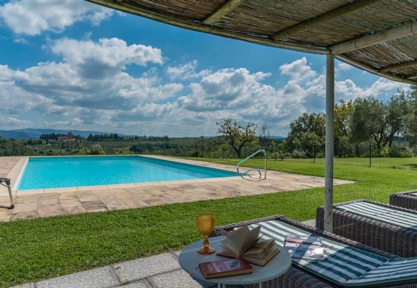 Tutto intorno alla piscina si trova la vasta zona solarium attrezzata con gazebo, lettini, sedie ed ombrelloni – Casabianca