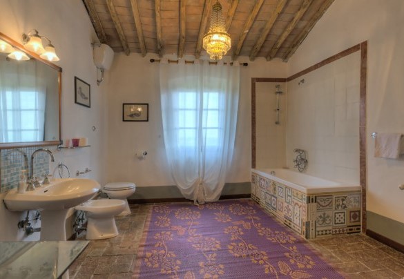 Bagno con vasca n.1 condiviso dalle camere n.1 e n.2 – Casabianca