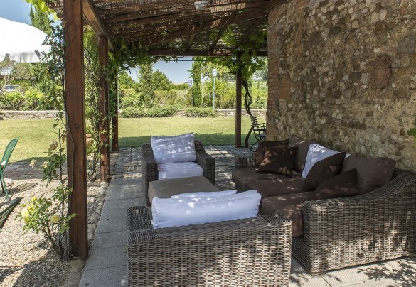 Il salotto all’aperto ombreggiato dalla pergola di glicine – Casabianca