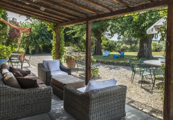 Il salotto all’aperto ombreggiato dalla pergola e gli altri punti relax all’ombra dei grandi platani – Casabianca