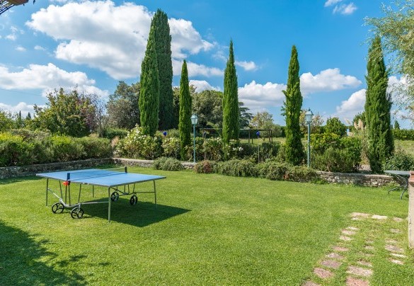 Il giardino curato con il barbecue in muratura e il ping pong – Casabianca