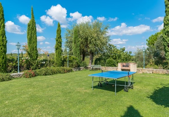 Il giardino curato con il barbecue in muratura e il ping pong – Casabianca
