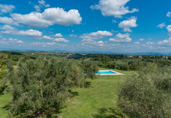 Il giardino di circa 3000 mq. che circonda la villa gode della splendida vista su Firenze e sulle colline del Chianti fiorentino – Casabianca