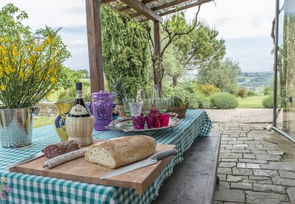 La tavola apparecchiata all’ombra della pergola accanto alla sala relax in prossimità della cucina – Casabianca