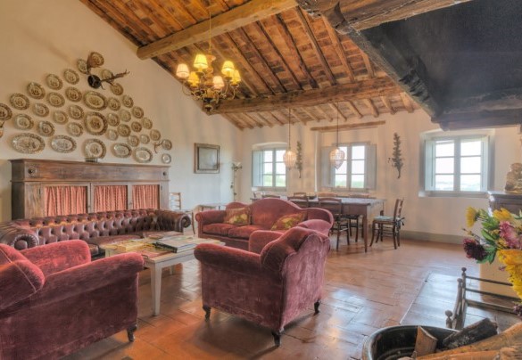 Il salotto con il grande camino al primo piano – Casabianca