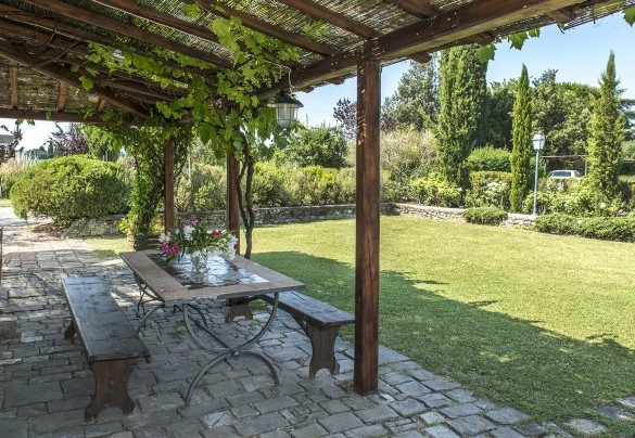 La pergola con il tavolo da pranzo vicino al barbecue e accanto alla sala relax in prossimità della cucina – Casabianca