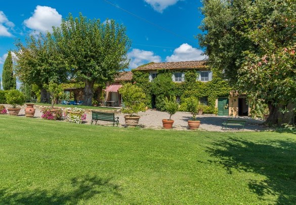 La villa circondata dal verde curato del suo parco – Casabianca