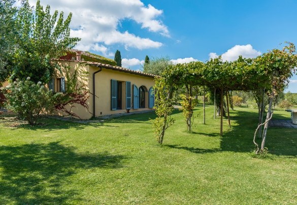 Il pergolato di rose e viti a corredo della villa – Casabianca