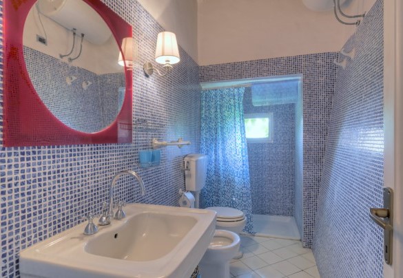 Bagno con doccia n.4, en-suite alla camera n.5 – Casabianca