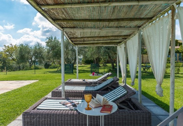 La pergola nel solarium con comodi lettini – Casabianca