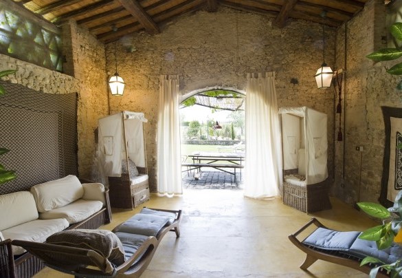 La zona relax con uscita sulla pergola con la tavola per comodi pasti all’aperto – Casabianca