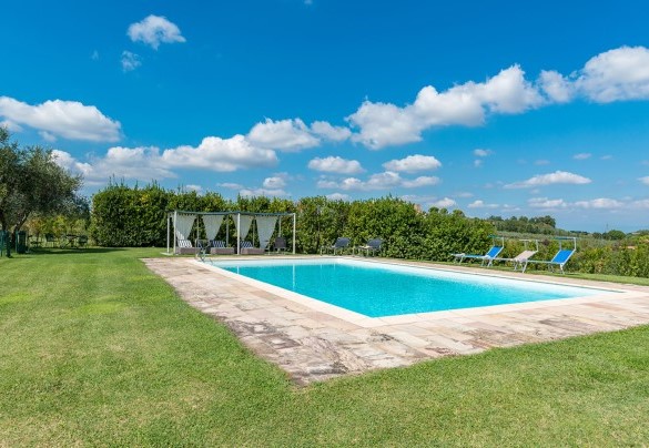 La piscina misura 6 x 12 m con una profondità che va da 1,50 a 1,80 m. Il telo è di PVC bianco ed è igienizzata a cloro – Casabianca