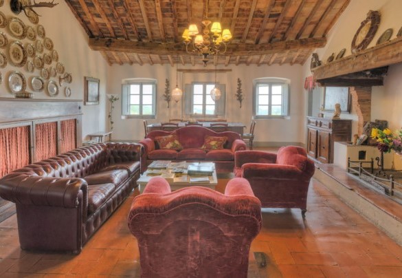 Il salotto con il grande camino al primo piano – Casabianca