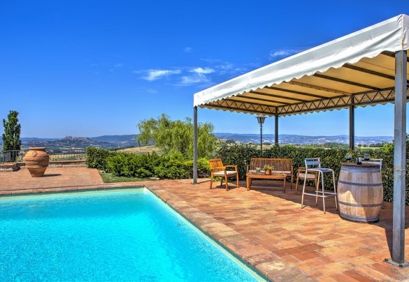 Completing the comfort and ensuring shade during the hottest hours is a gazebo with sofa and coffee table - Casal del Salice