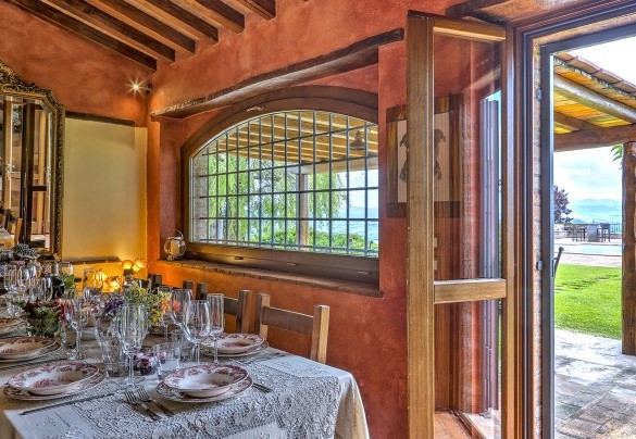  The dining area with direct exit to the portico - Casal del Salice