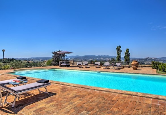A few metres from the portico is the pool in a panoramic position - Casal del Salice