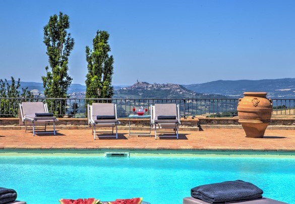 The swimming pool is set in a panoramic position overlooking the hills of Todi - Casal del Salice 