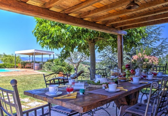 Detail of the outdoor dining area - Casal del Salice 