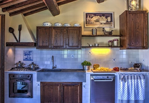 The beautiful illuminated kitchen - Casal del Salice