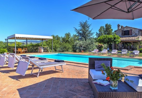 The delightful residence is clad externally in ancient stone kept exposed - Casal del Salice