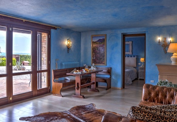  Cozy living room furnished with sofa, table and bench in the annex - Casal del Salice