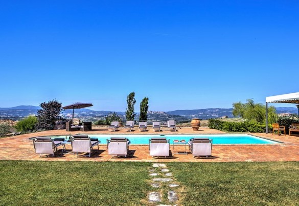 The terracotta-paved sunbathing area is equipped with sunbeds and umbrellas - Casal del Salice