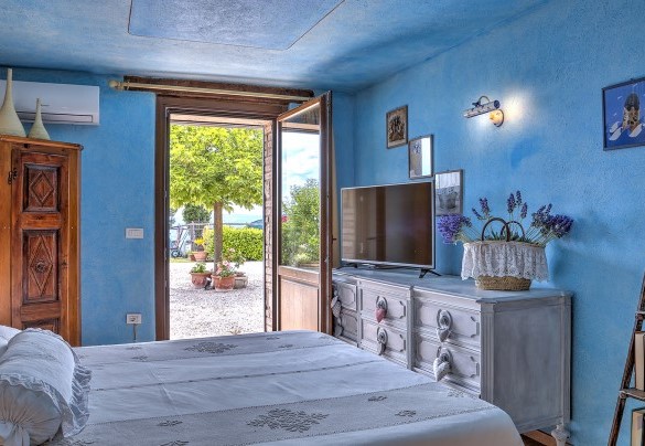 Double bedroom (with one single bed on request) on the ground floor in the annex - Casal del Salice