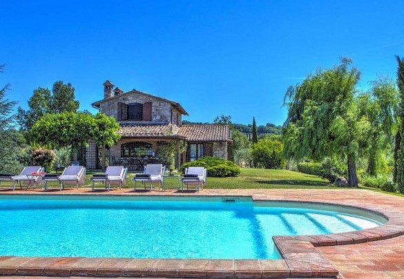The pool measures 12 x 6 mt with the depth varying from 1.20 to 2.70 m - Casal del Salice 