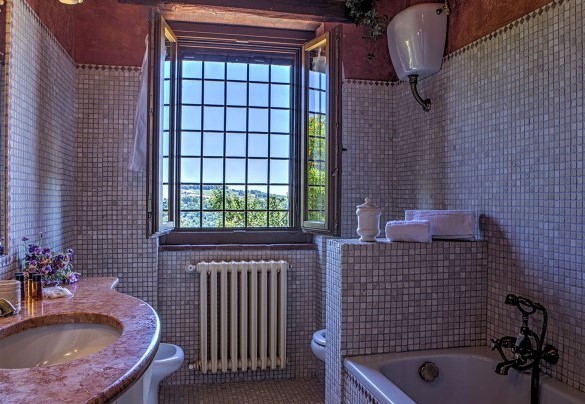 Bathroom with tub on the ground floor - Casal del Salice