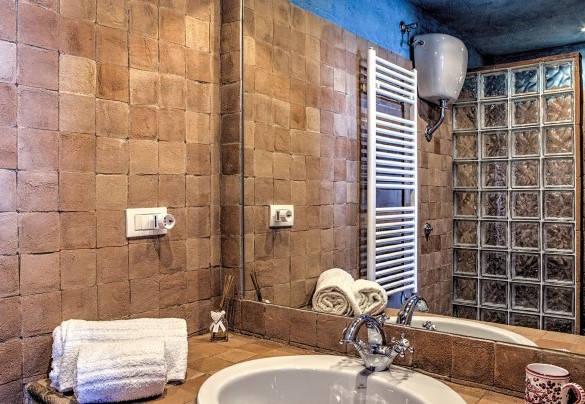 En suite bathroom with shower on the ground floor in the annex - Casal del Salice 