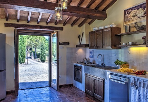 The well-equipped built-in kitchen with direct exit - Casal del Salice