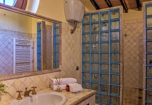 En suite bathroom with shower on the first floor - Casal del Salice 