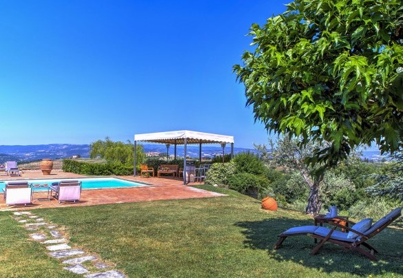 The garden is full of numerous plants, tall trees and typical flowers - Casal del Salice